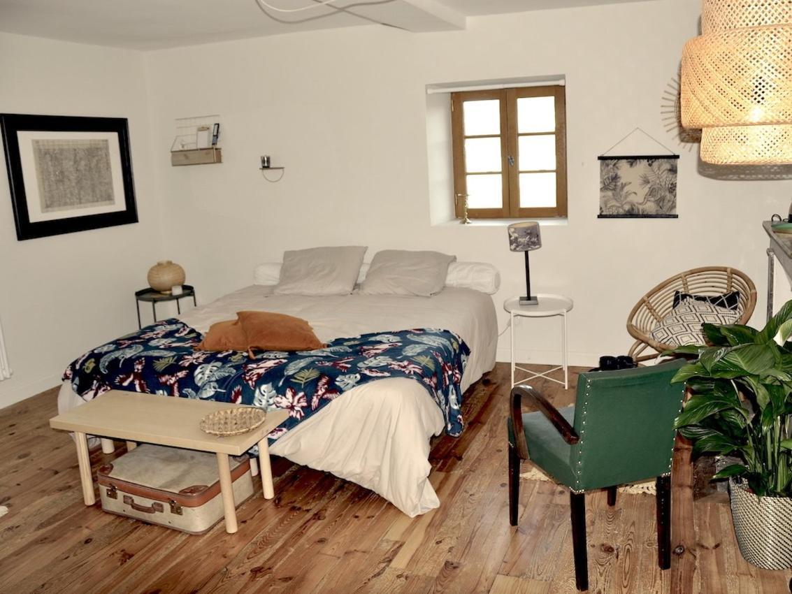 Villa Colombier Pontgibaud Room photo